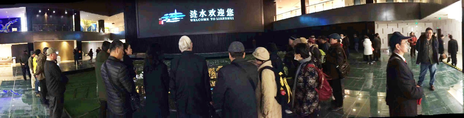 8 漣水規(guī)劃館人頭涌動，外來客商來館參觀考察.jpg